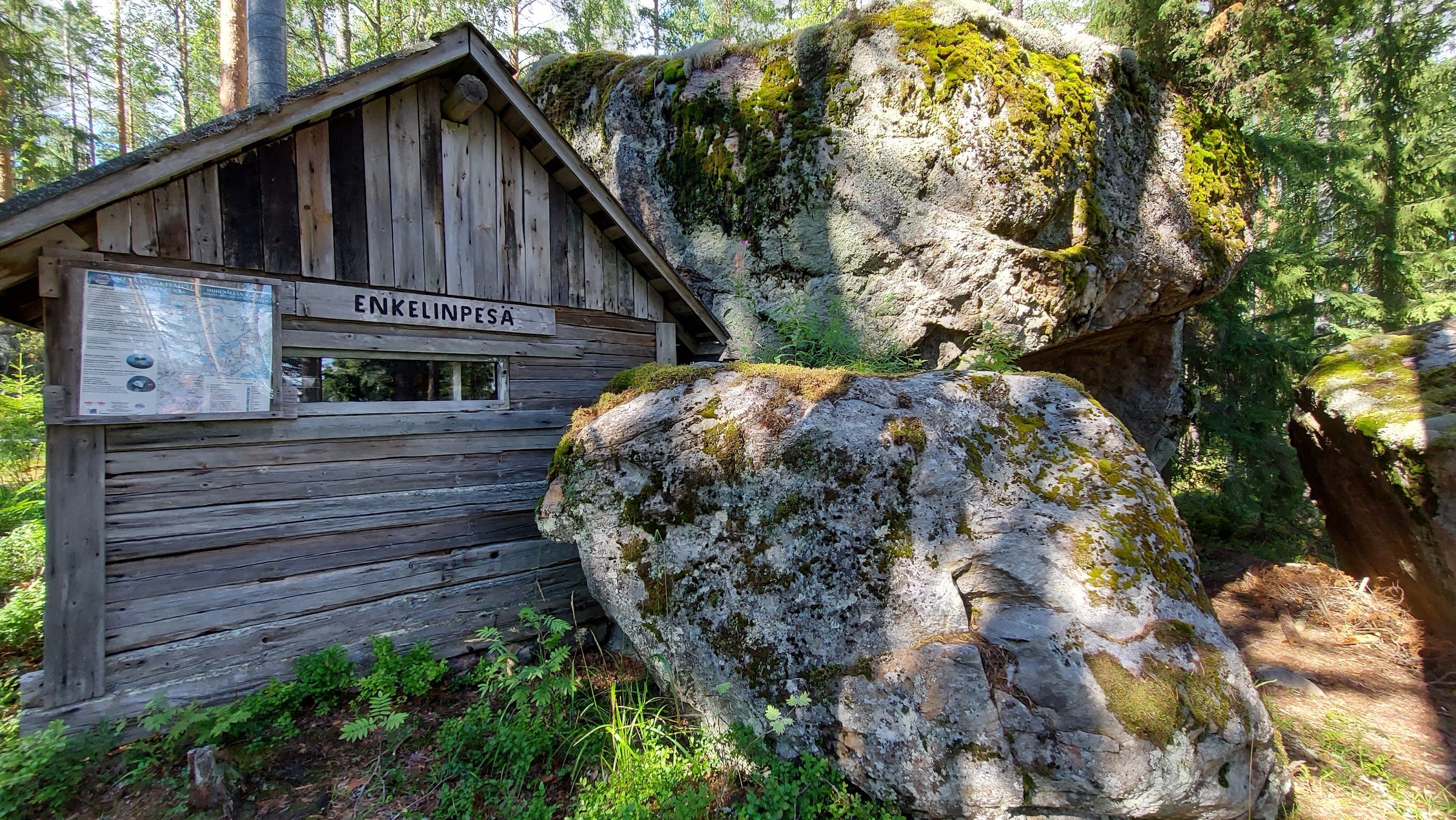 Enkelinpesä Broken Erratic (Enkelinpesän hajonnut siirtolohkare)